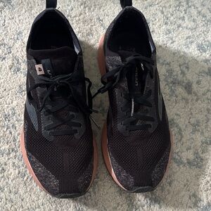 Brooks Levitate 4.0 Sneakers - Size 9